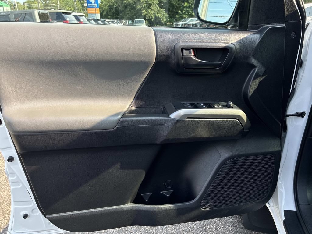 Used 2020 Toyota Tacoma SR5 AWD/4WD image 16
