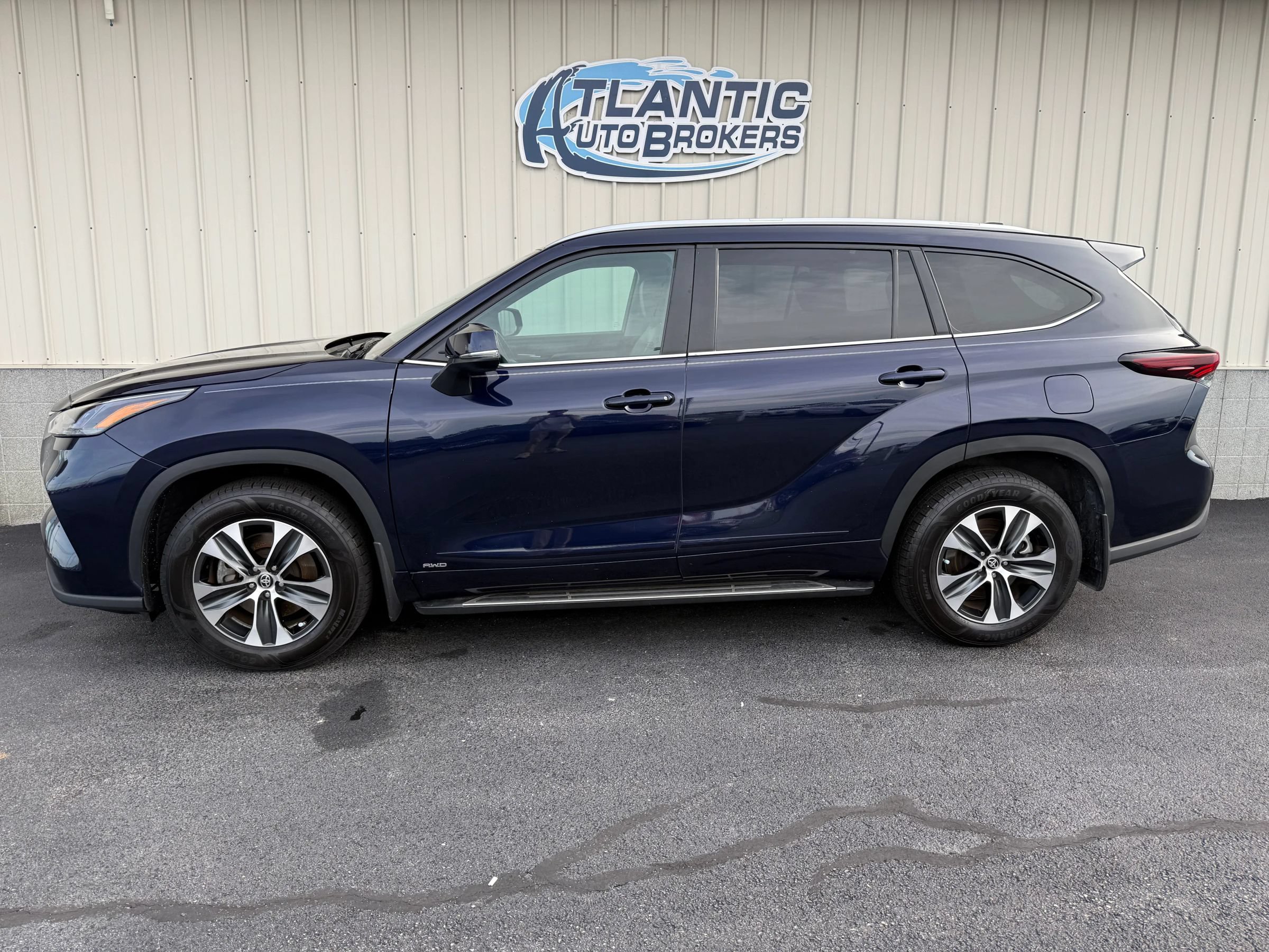 Used 2025 Toyota Highlander XLE AWD/4WD image 2