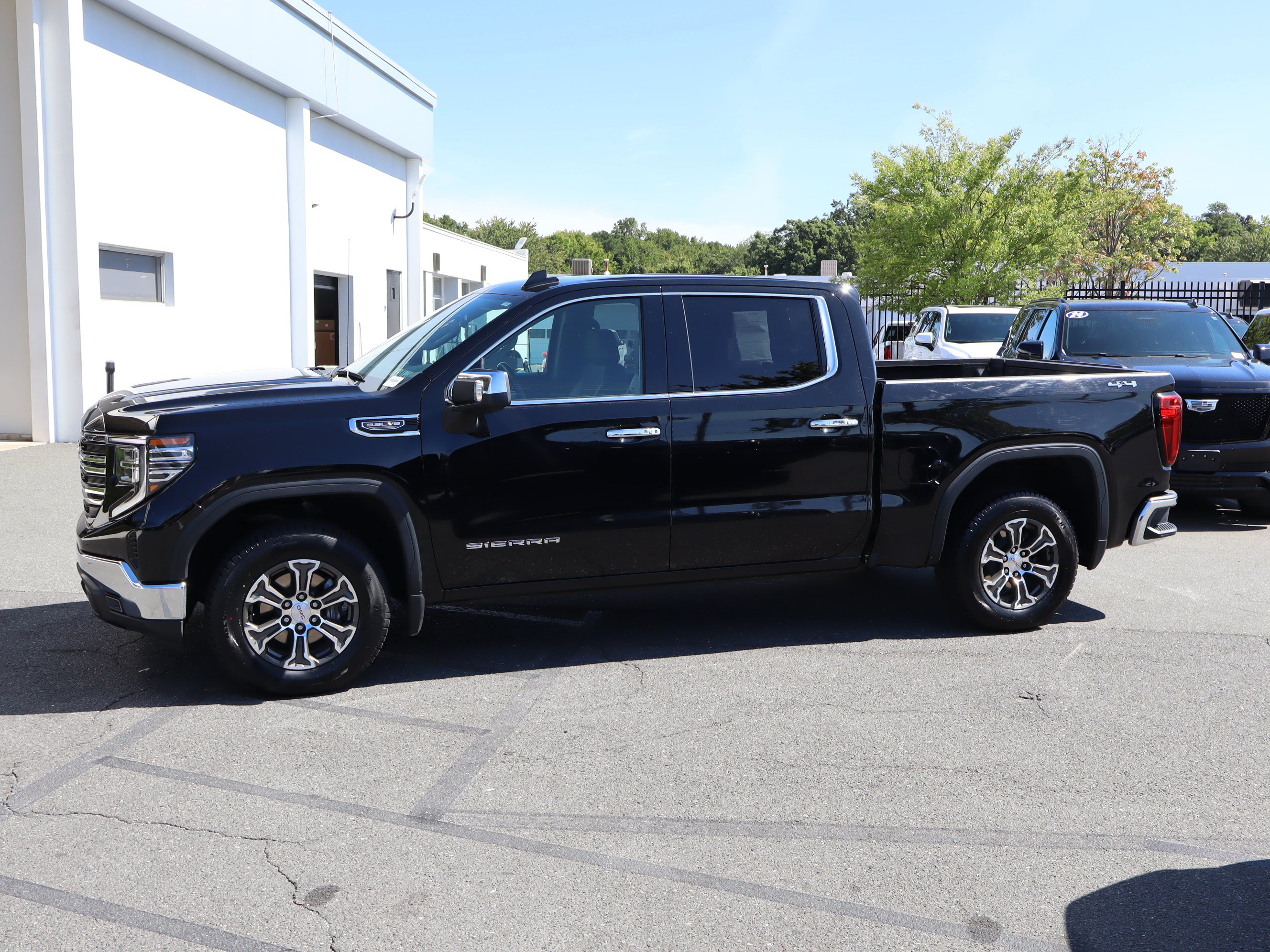 Used 2025 GMC Sierra 1500 SLT AWD/4WD image 7