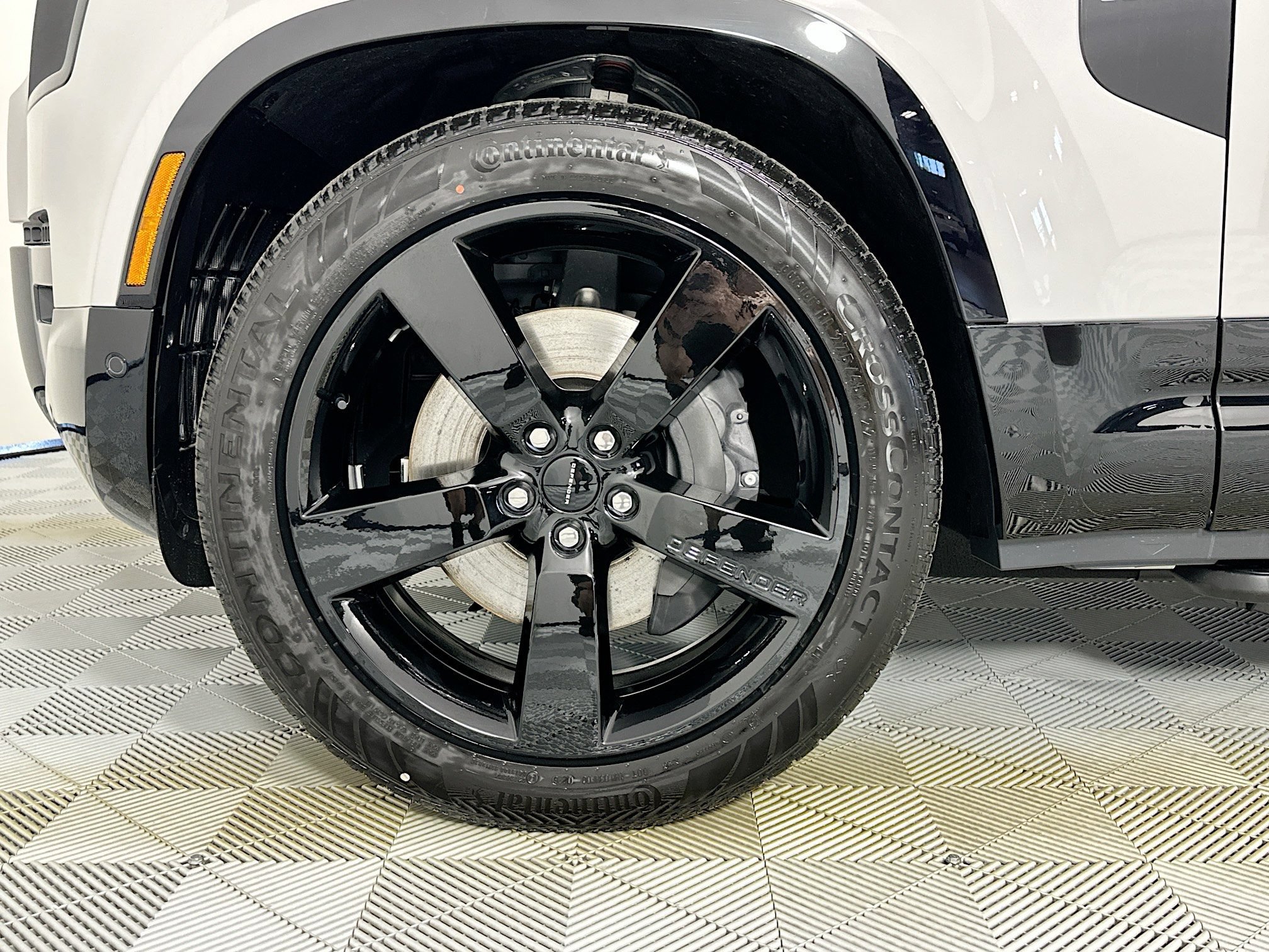 New 2026 Land Rover Defender 130 X-Dynamic SE AWD/4WD image 9