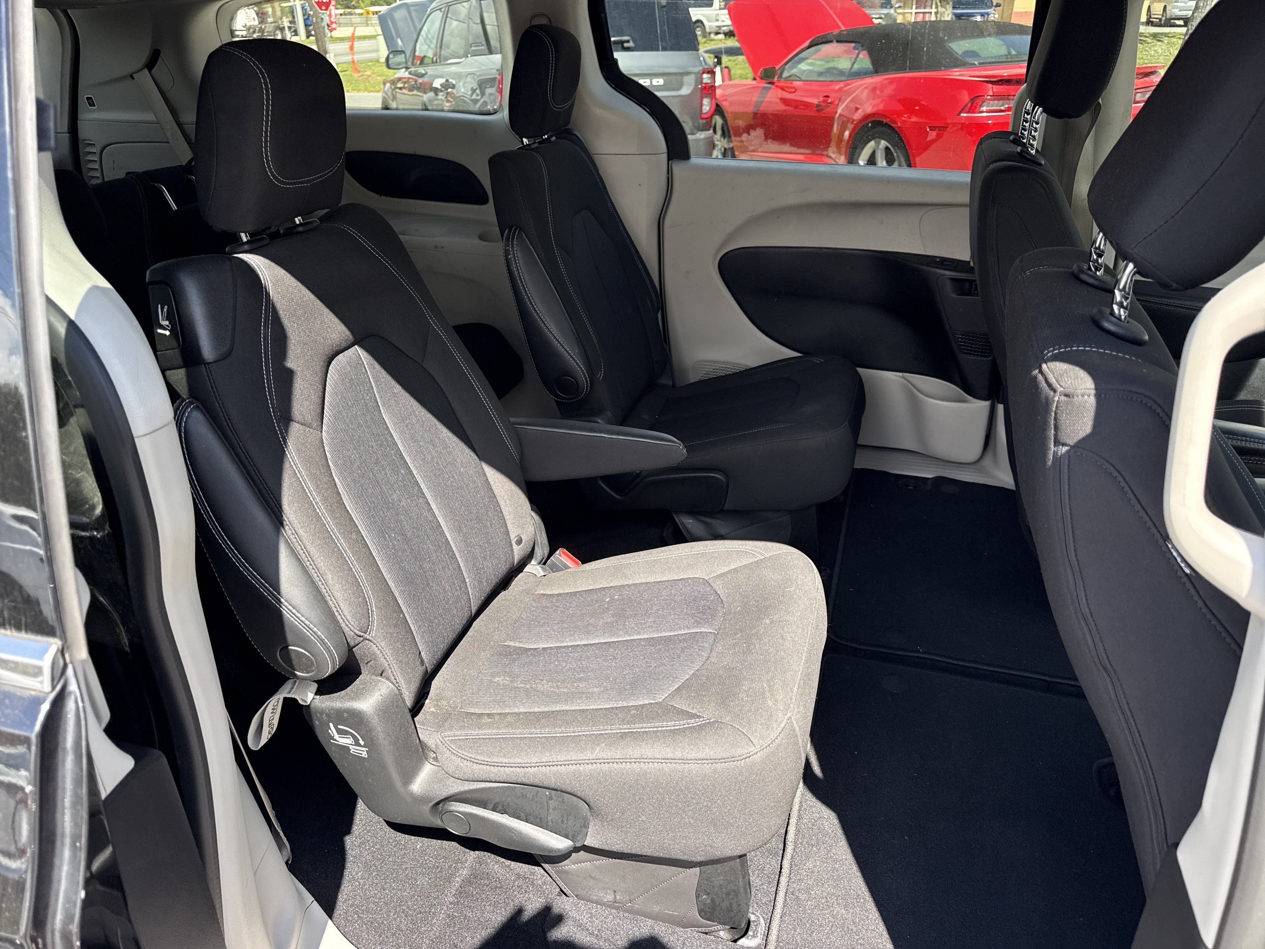 Used 2022 Chrysler Voyager LX image 29