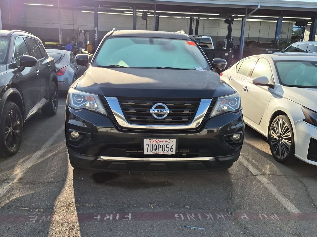 Used 2017 Nissan Pathfinder Platinum w/ Family Entertainment Package FWD image 3