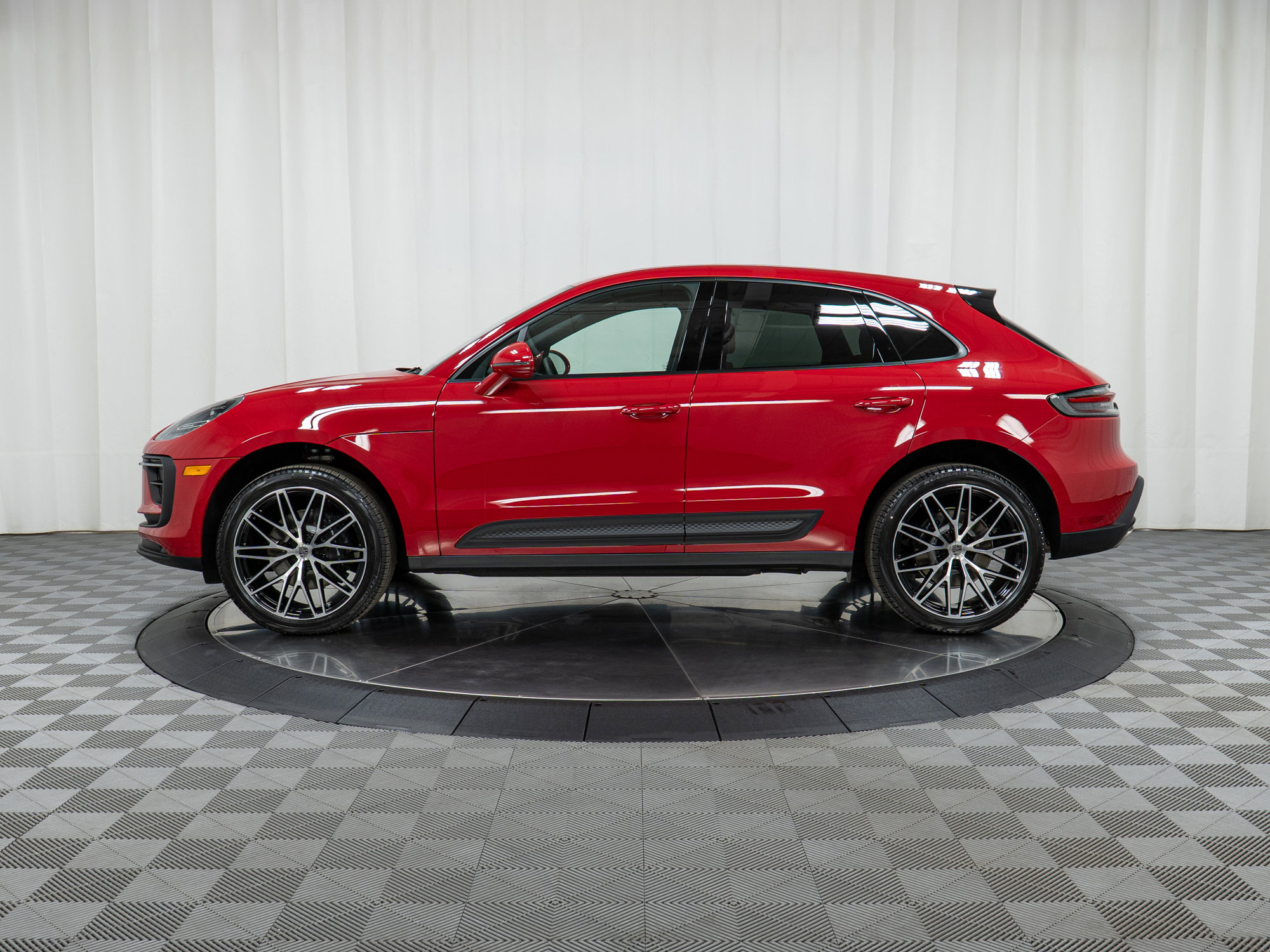 Used 2025 Porsche Macan image 2
