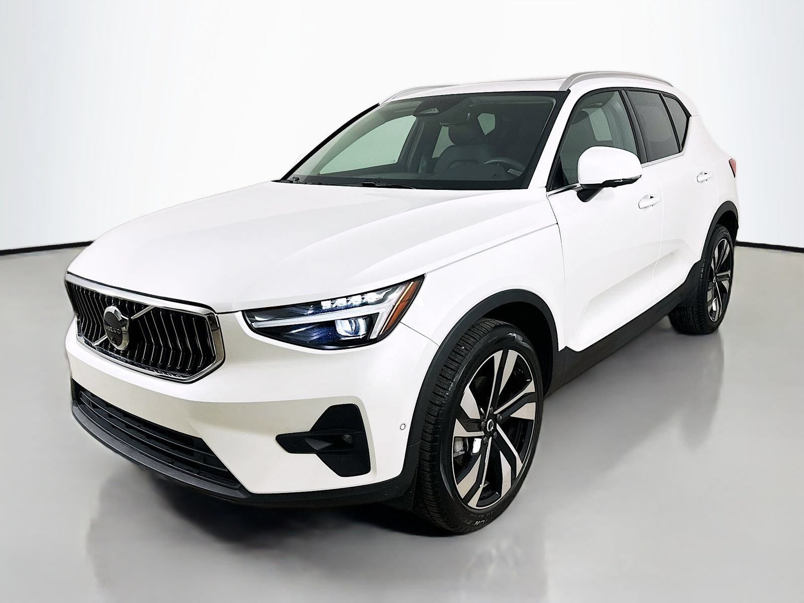 Used 2024 Volvo XC40 B5 Plus w/ Climate Package AWD/4WD image 1