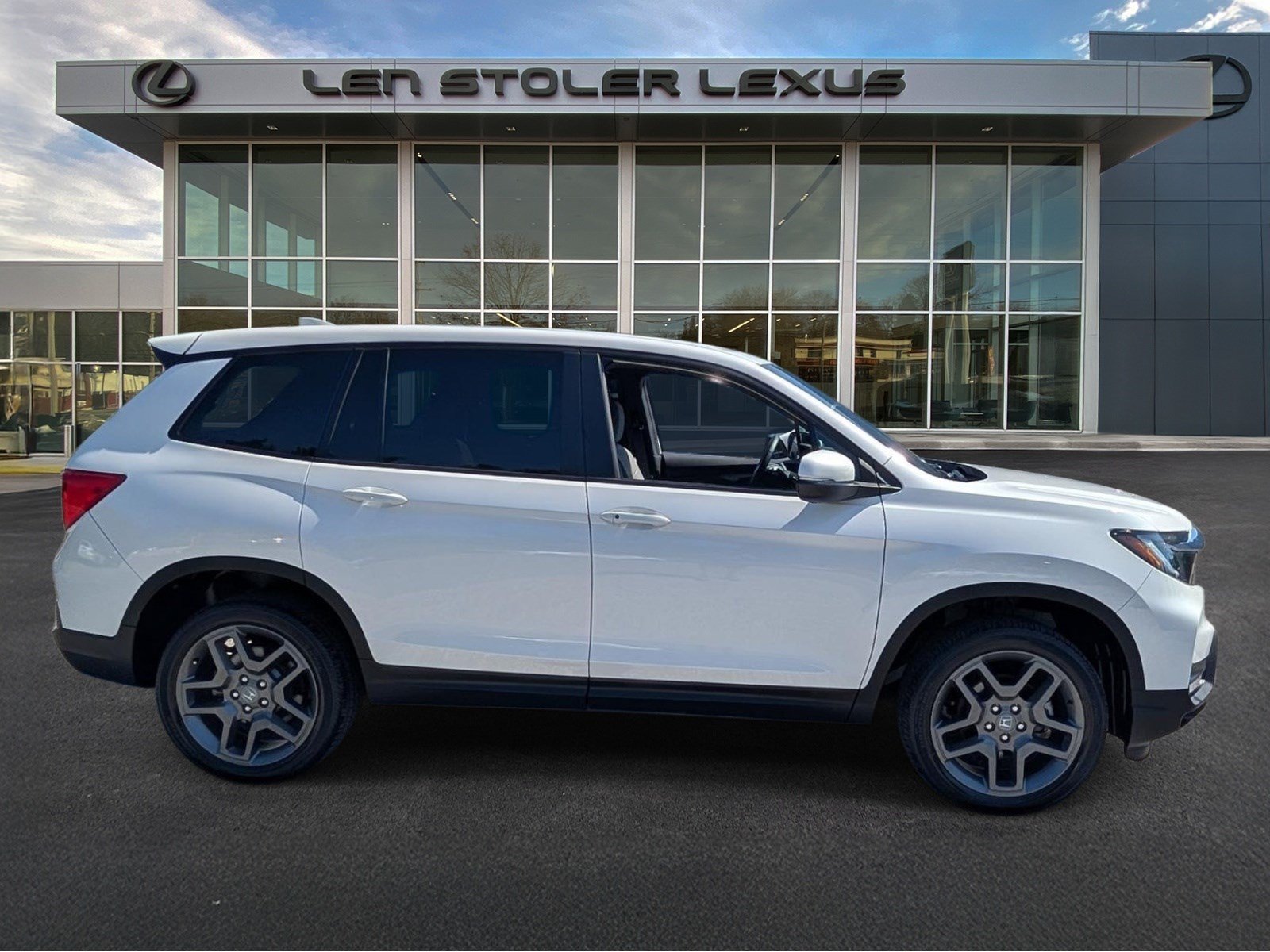Used 2023 Honda Passport EX-L image 2