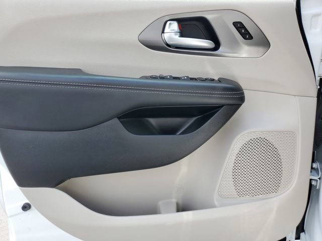 Used 2024 Chrysler Pacifica Touring-L FWD image 26