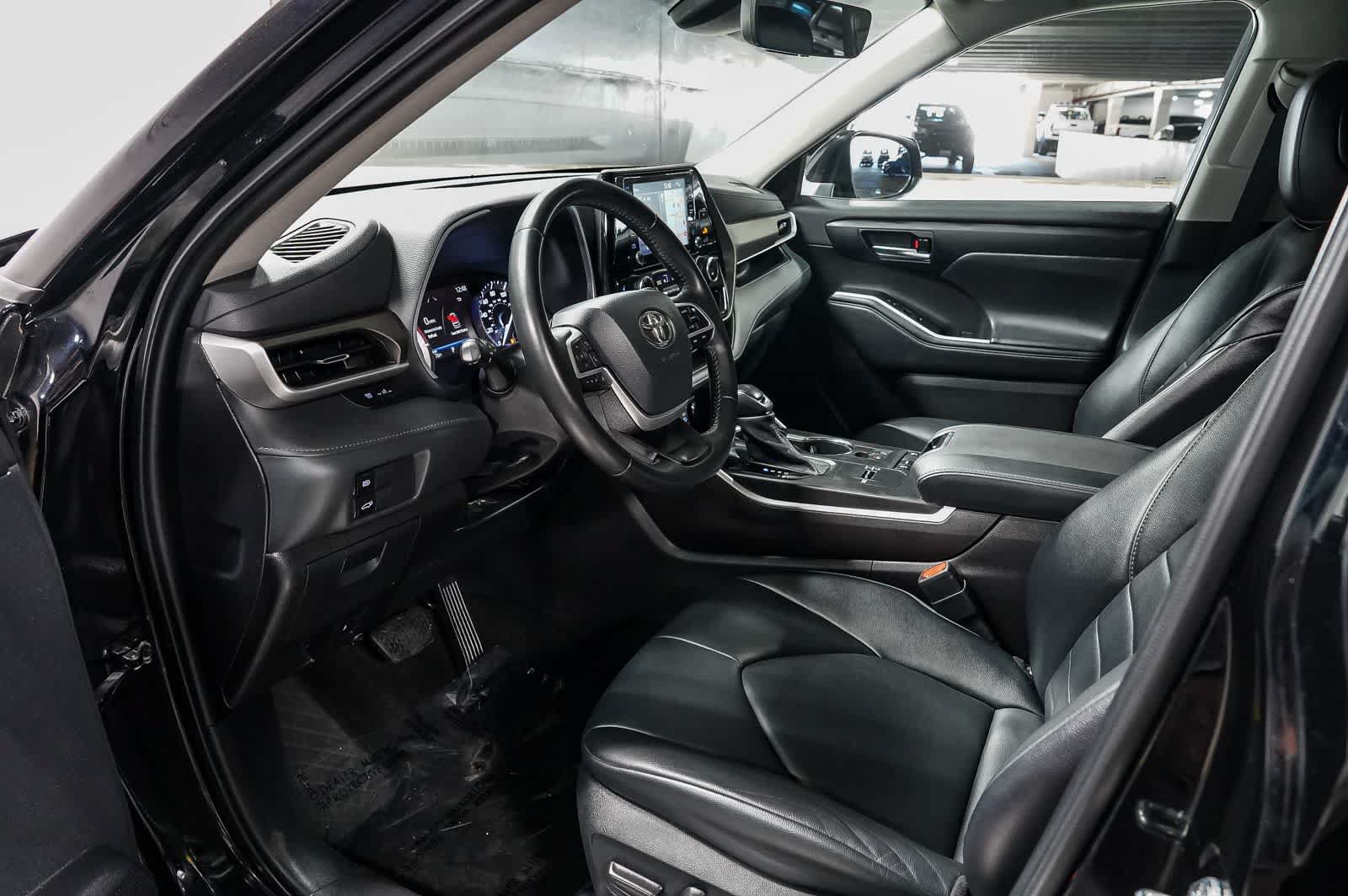 Used 2022 Toyota Highlander XLE FWD image 18
