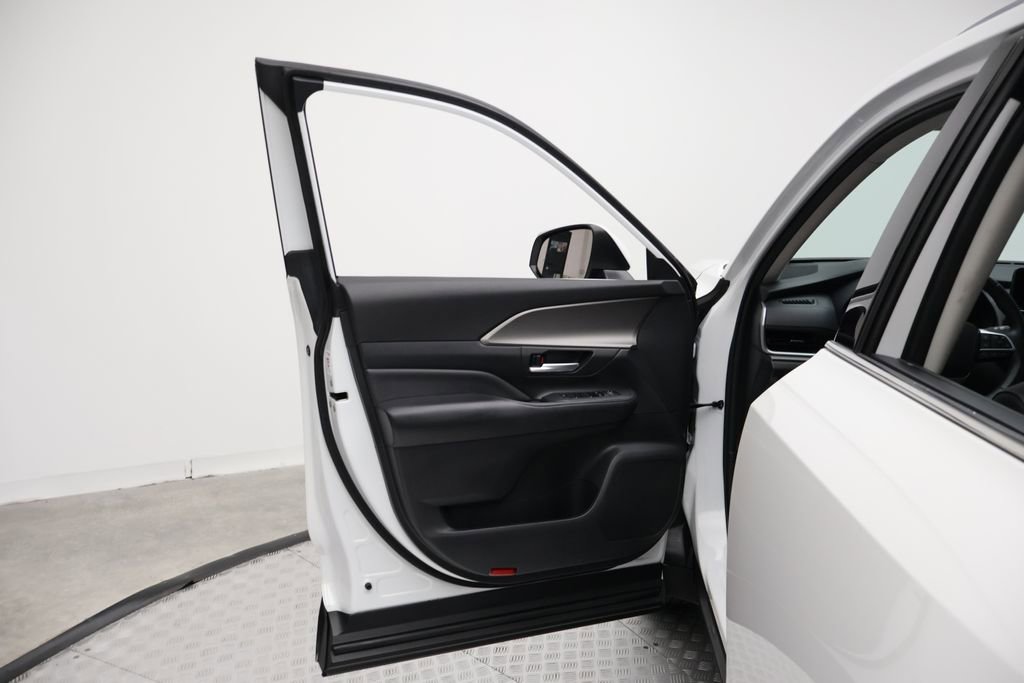 Certified 2025 Toyota Grand Highlander FWD image 16