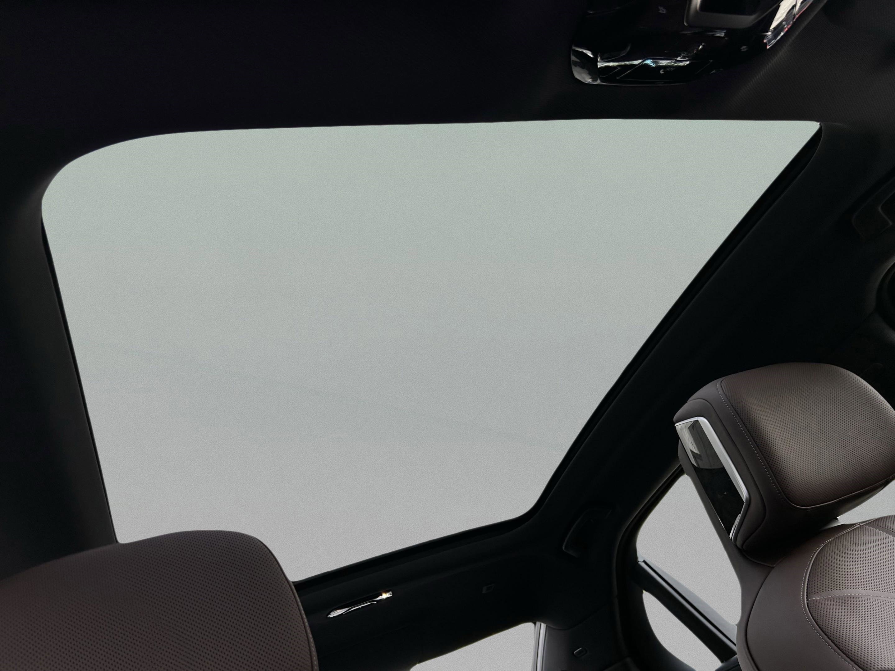 Used 2025 BMW 750e xDrive w/ Executive Package image 33