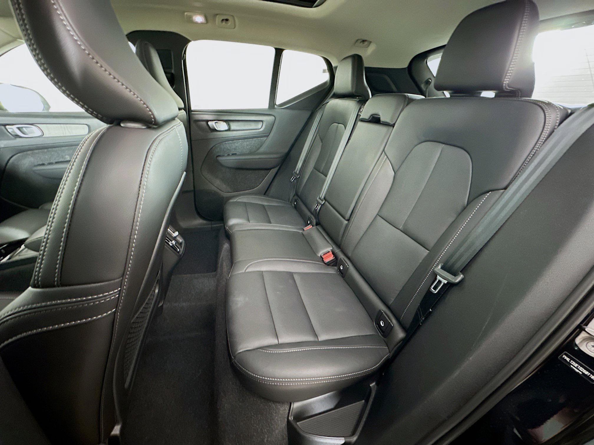 Used 2025 Volvo XC40 B5 Plus image 27