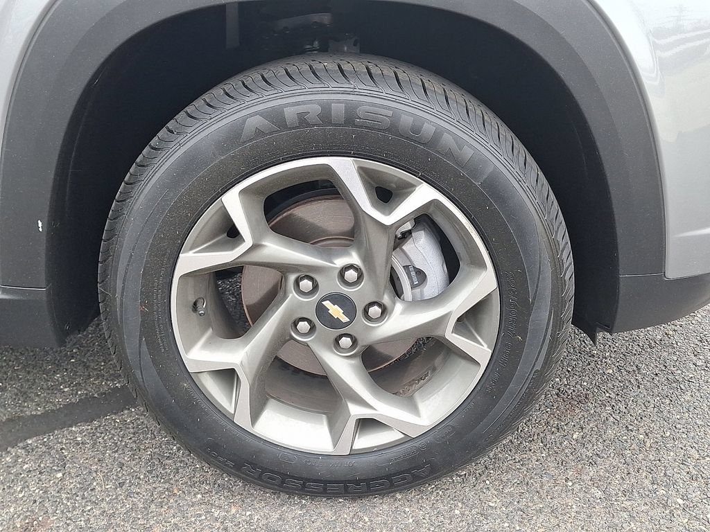 Used 2025 Chevrolet Trax LT FWD image 11