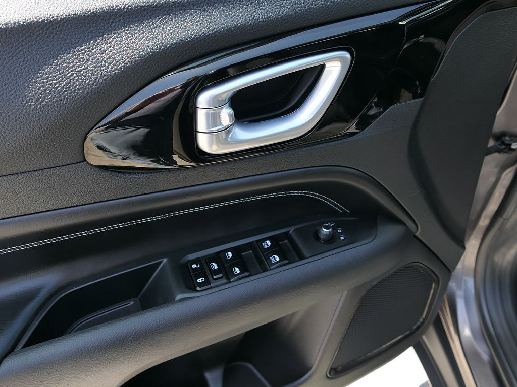 Used 2022 Jeep Compass Latitude FWD image 12