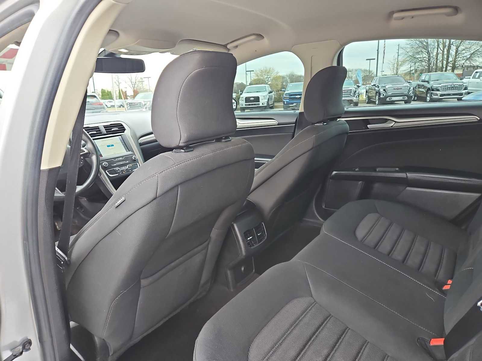 Used 2019 Ford Fusion SE image 18