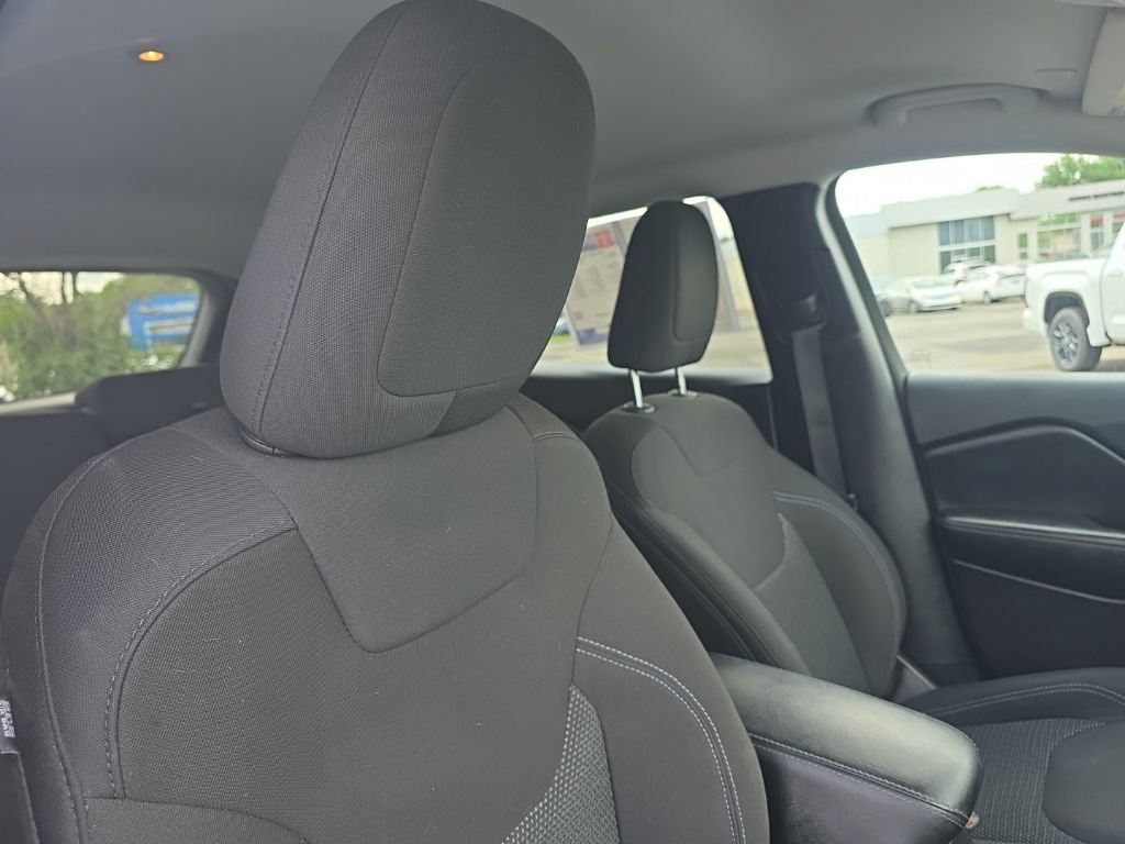 Used 2021 Jeep Cherokee Latitude AWD/4WD image 10