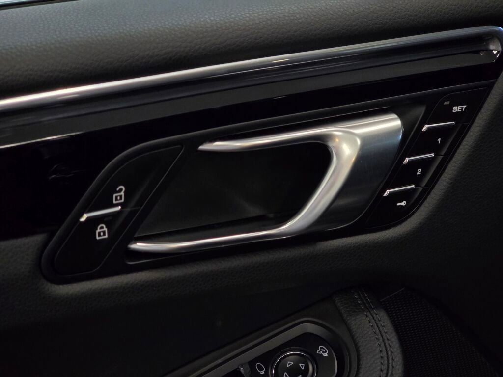 Certified 2024 Porsche Macan image 34