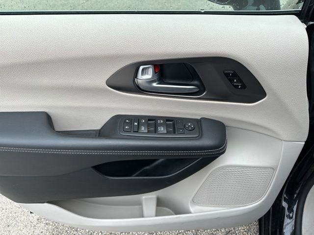 Used 2024 Chrysler Pacifica Touring-L FWD image 22