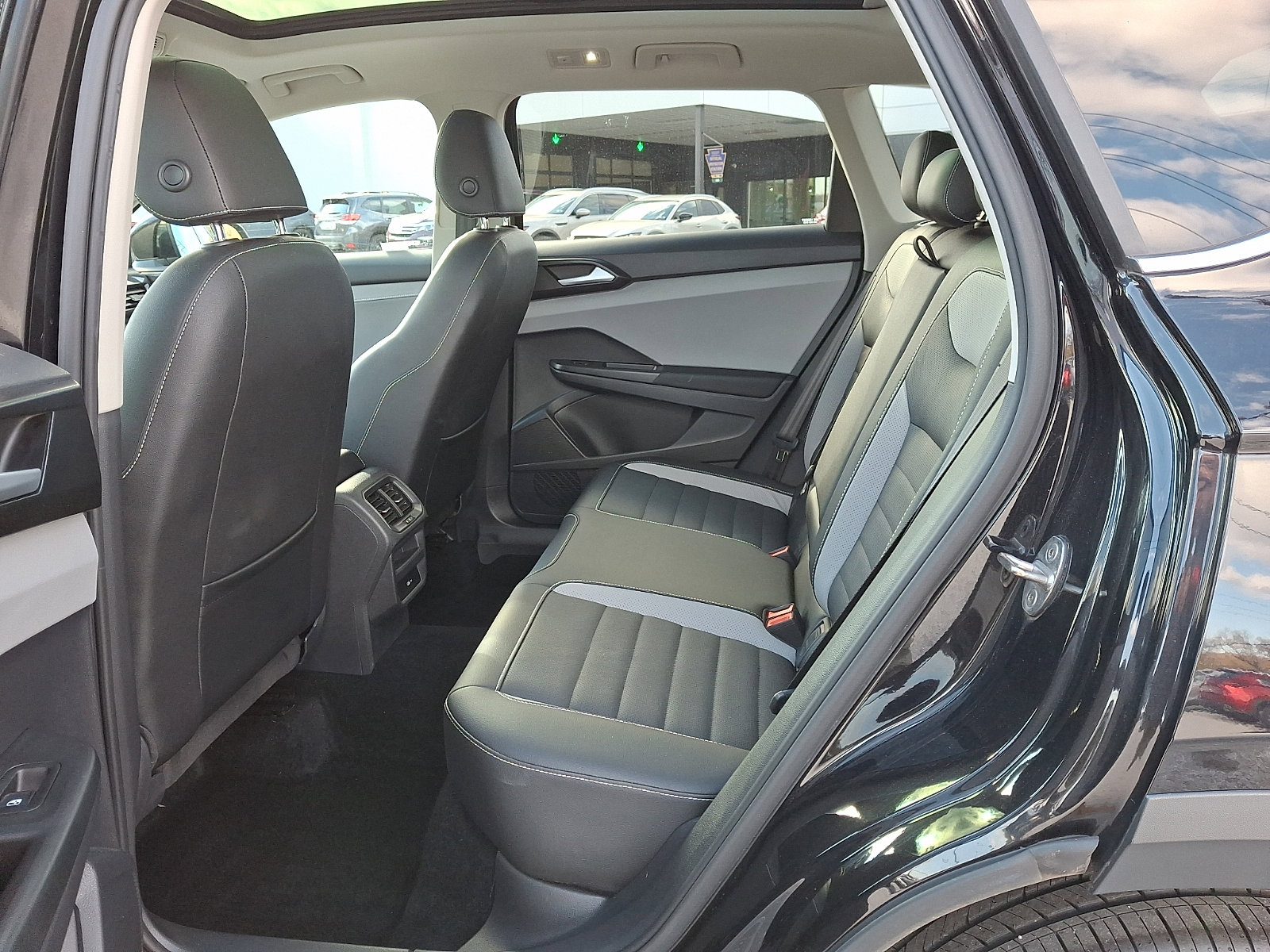 Used 2022 Volkswagen Taos SEL image 11