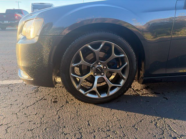 Used 2016 Chrysler 300 S w/ Luxury Group RWD image 4