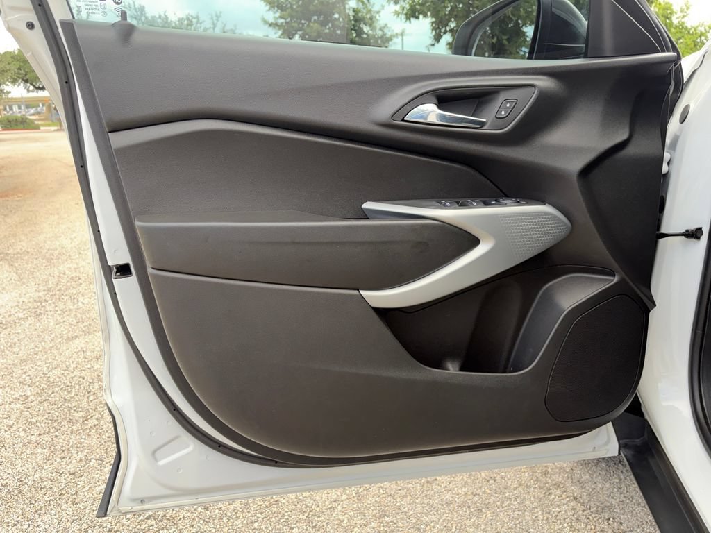 Used 2025 Chevrolet Trax RS FWD image 23