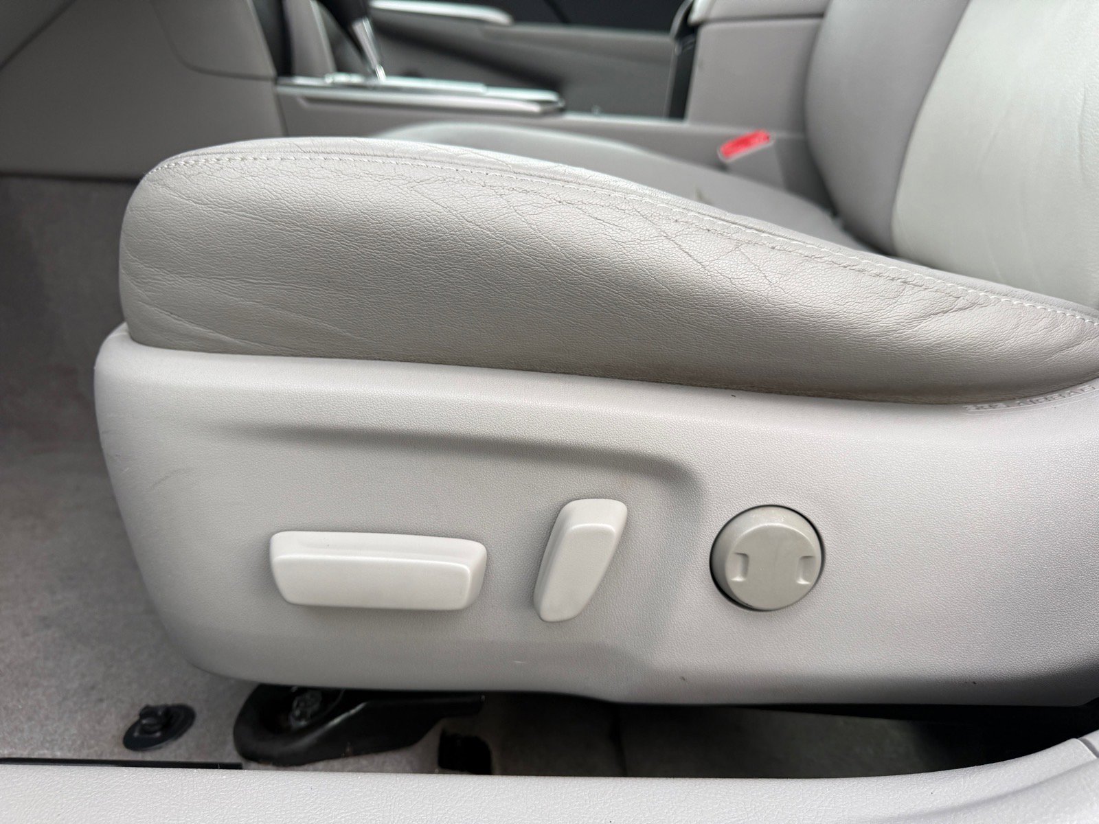 Used 2013 Toyota Camry XLE w/ Leather Pkg image 19