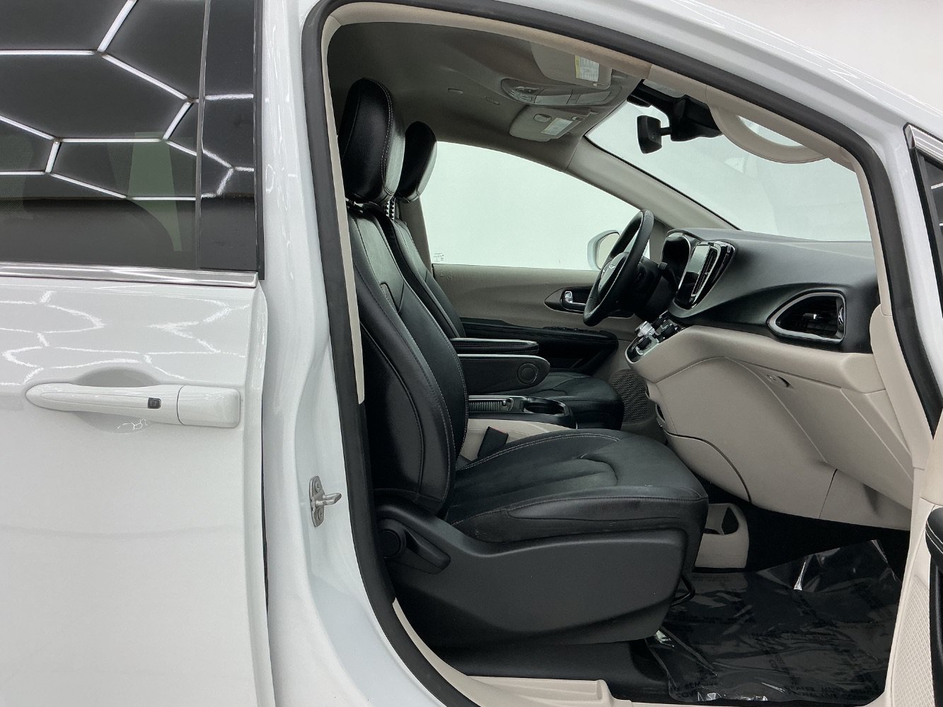 Used 2022 Chrysler Pacifica Touring-L FWD image 15