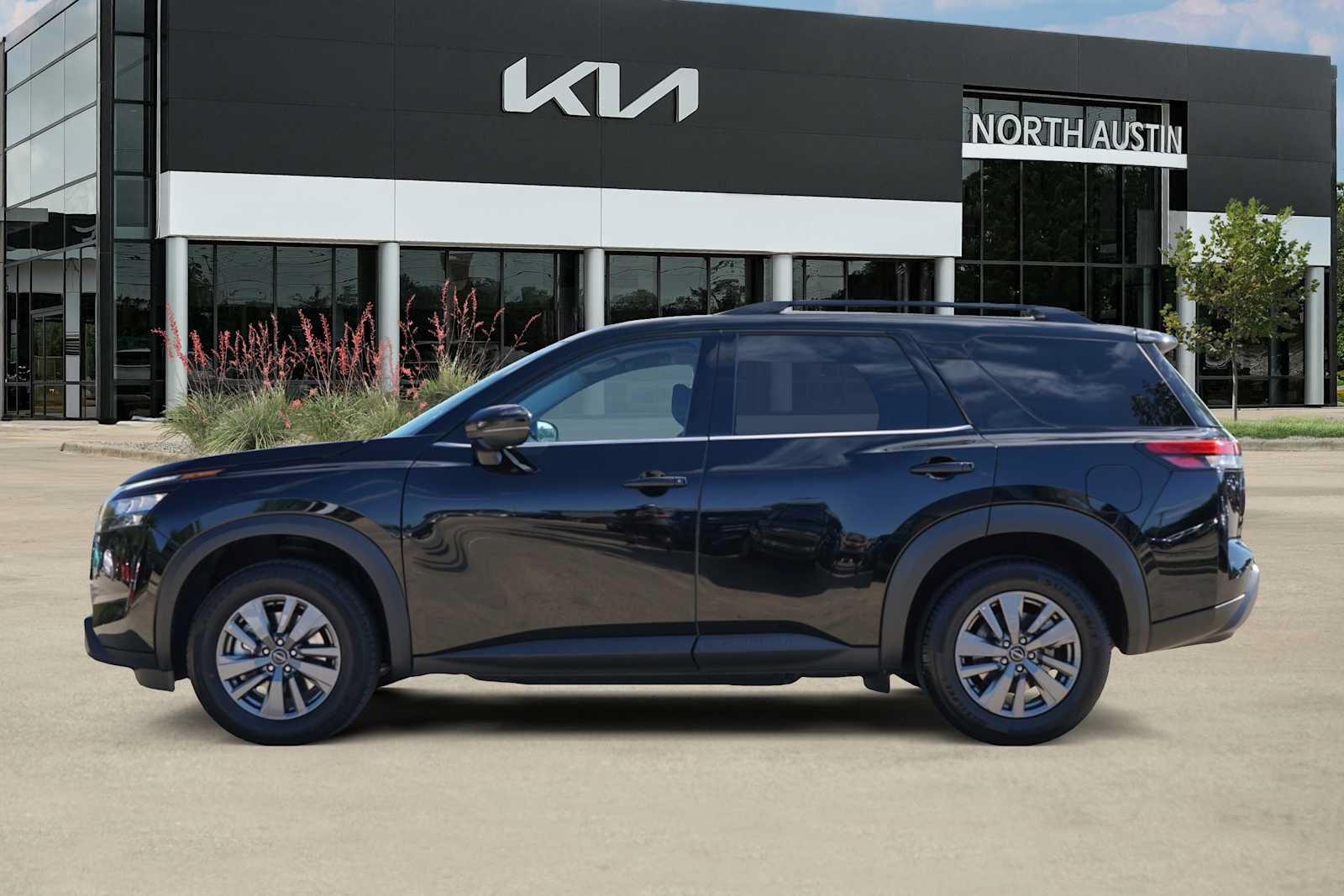 Used 2025 Nissan Pathfinder SV FWD image 3