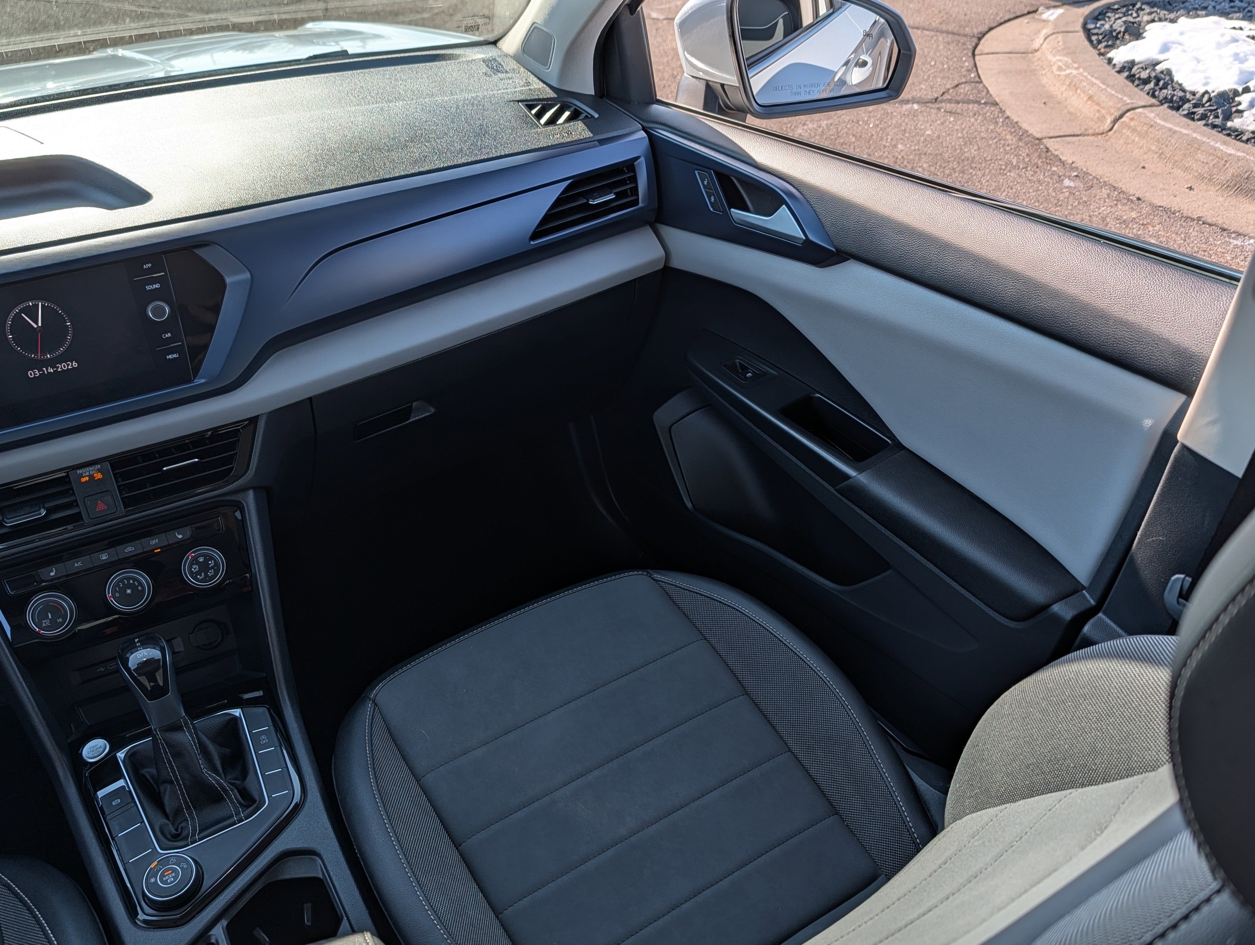 Used 2023 Volkswagen Taos SE w/ Panoramic Sunroof Package image 11