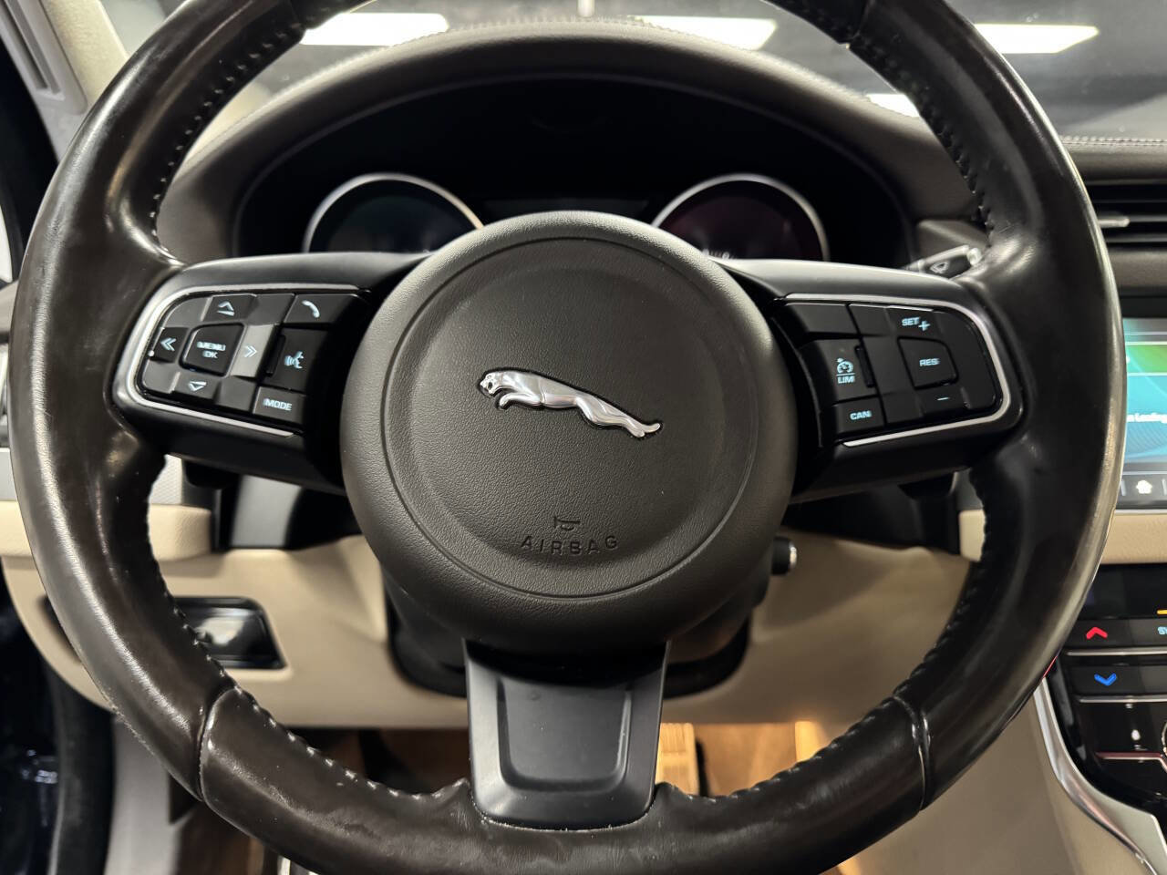 Used 2020 Jaguar XF Premium image 22