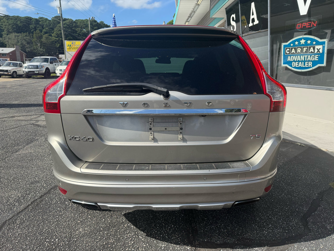 Used 2015 Volvo XC60 T5 Platinum image 3