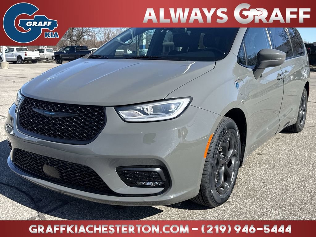 Used 2021 Chrysler Pacifica Touring w/ Uconnect Theater Family Group