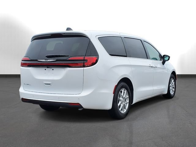 New 2026 Chrysler Pacifica Select image 2