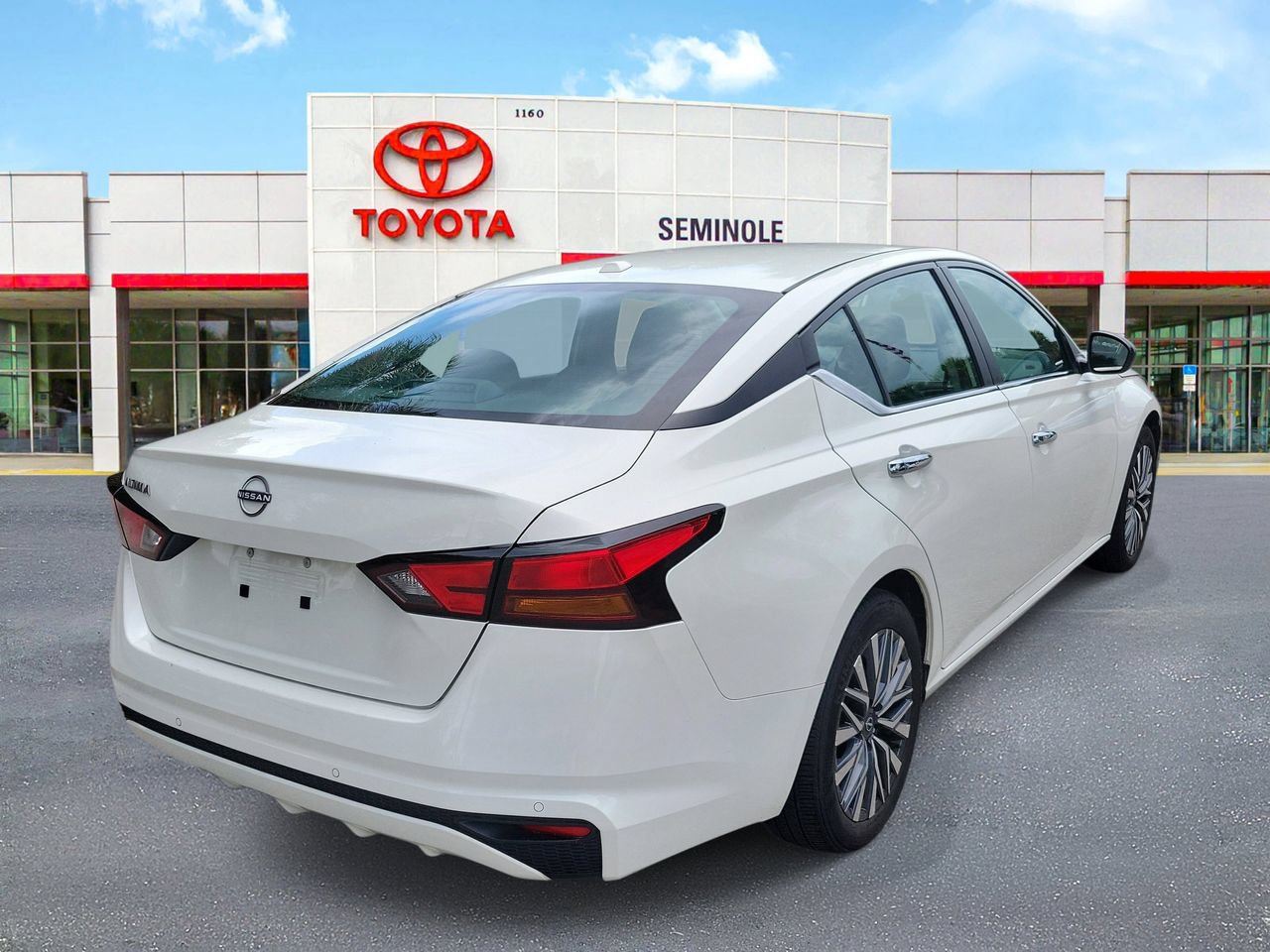 Used 2025 Nissan Altima 2.5 SV FWD image 3