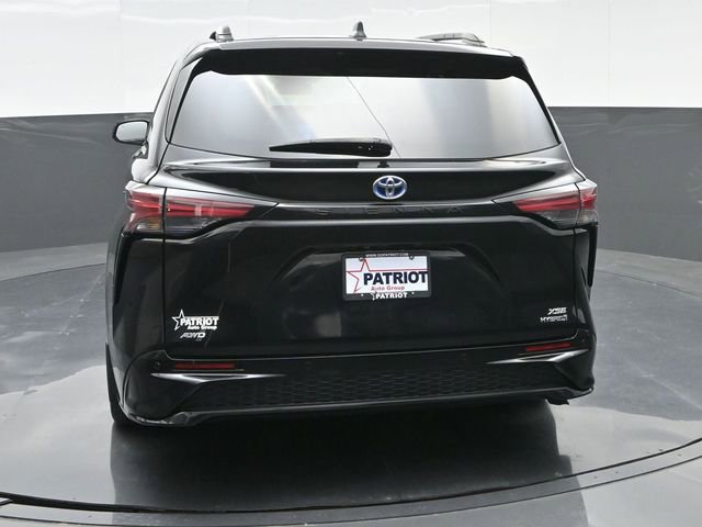Used 2022 Toyota Sienna XSE AWD/4WD image 2
