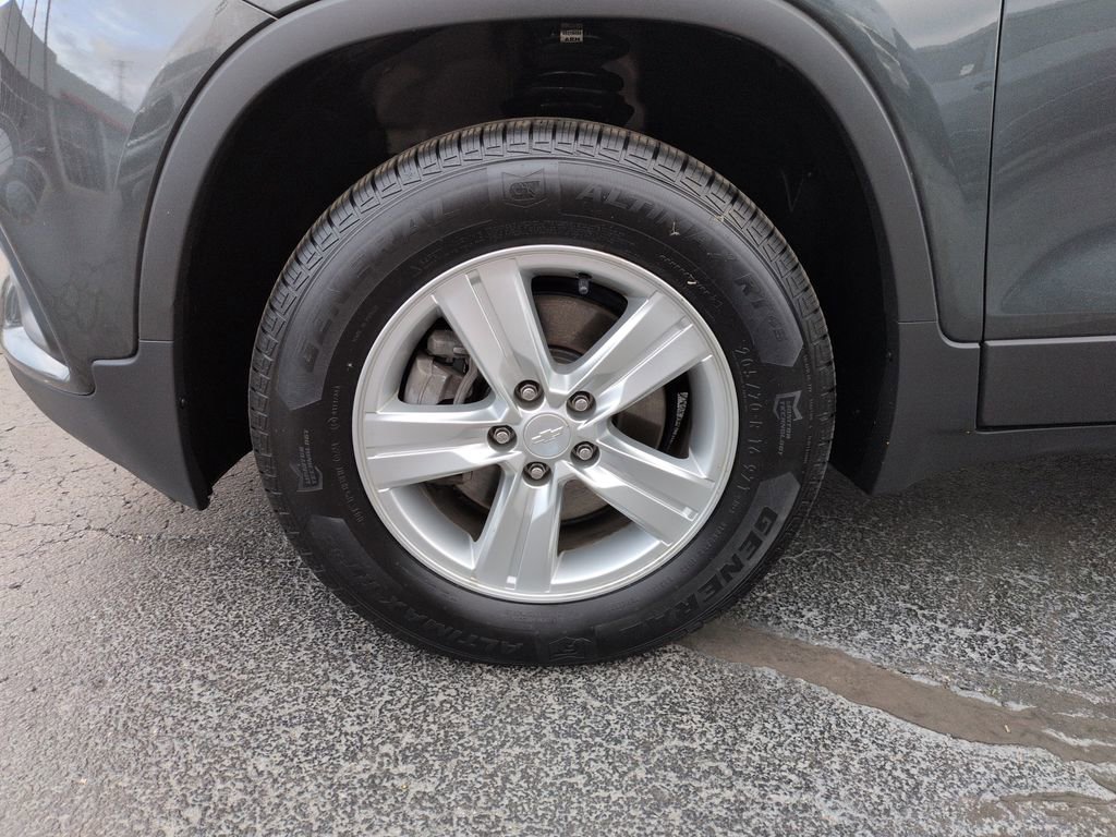 Used 2019 Chevrolet Trax LS w/ Tint and Cruise Package AWD/4WD image 27
