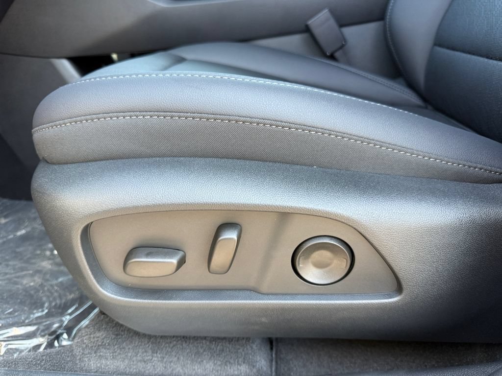 New 2027 Chevrolet Equinox LT w/ Convenience Package II FWD image 10
