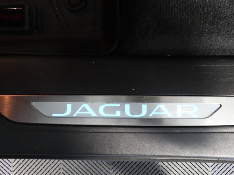 Used 2020 Jaguar F-PACE Premium image 17