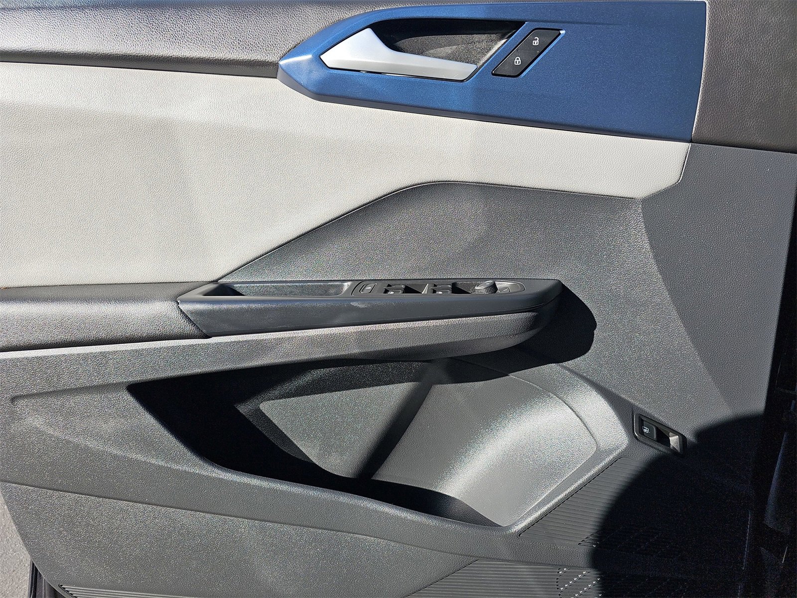 Used 2023 Volkswagen Taos SE w/ Panoramic Sunroof Package image 25