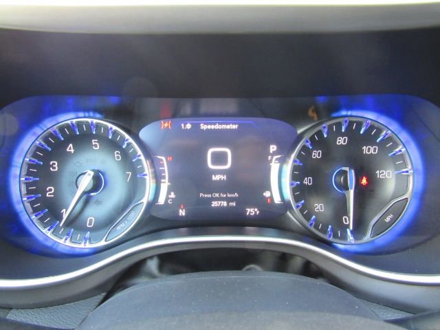 Used 2025 Chrysler Pacifica Select image 43