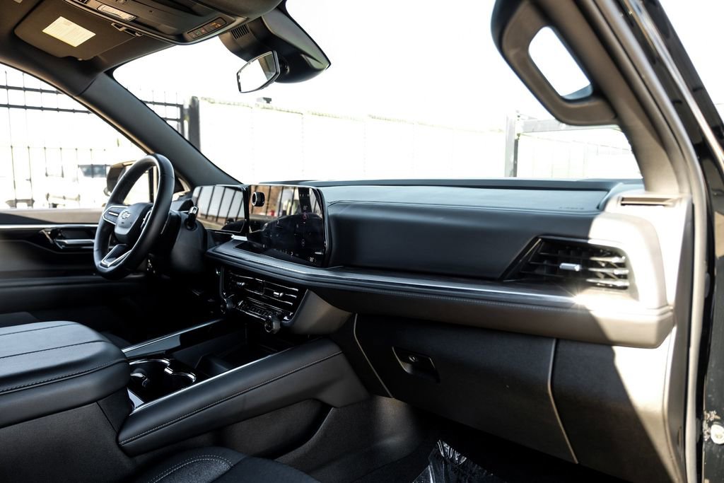 Used 2025 Chevrolet Suburban LS image 9