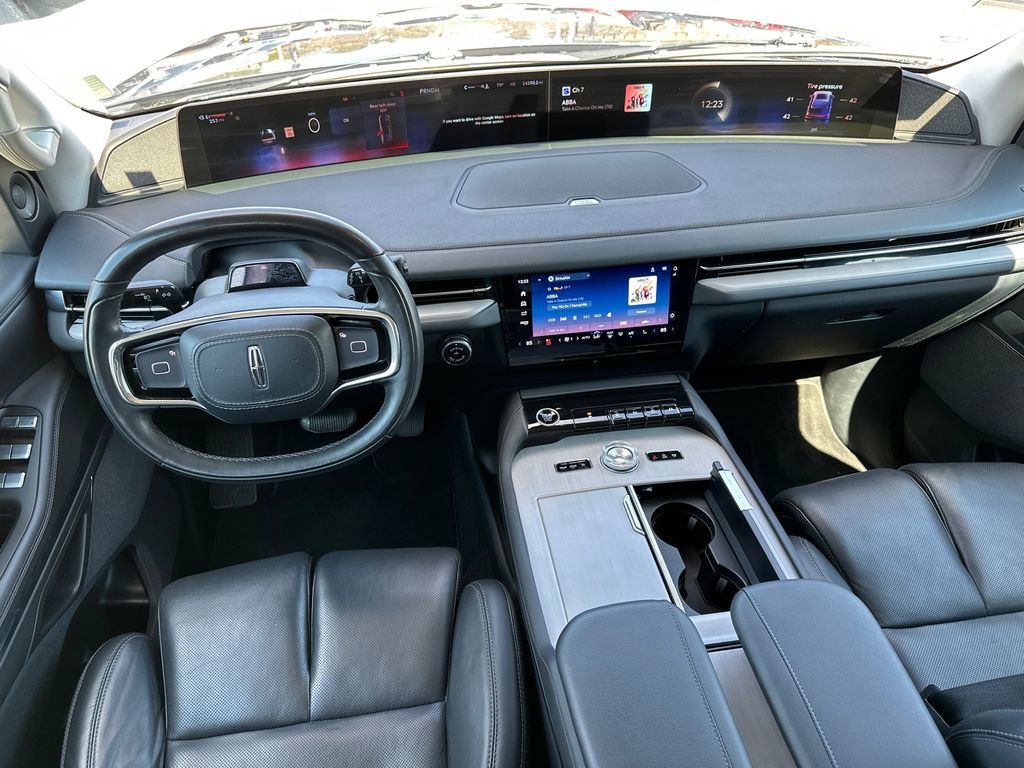 Used 2025 Lincoln Navigator Reserve image 26