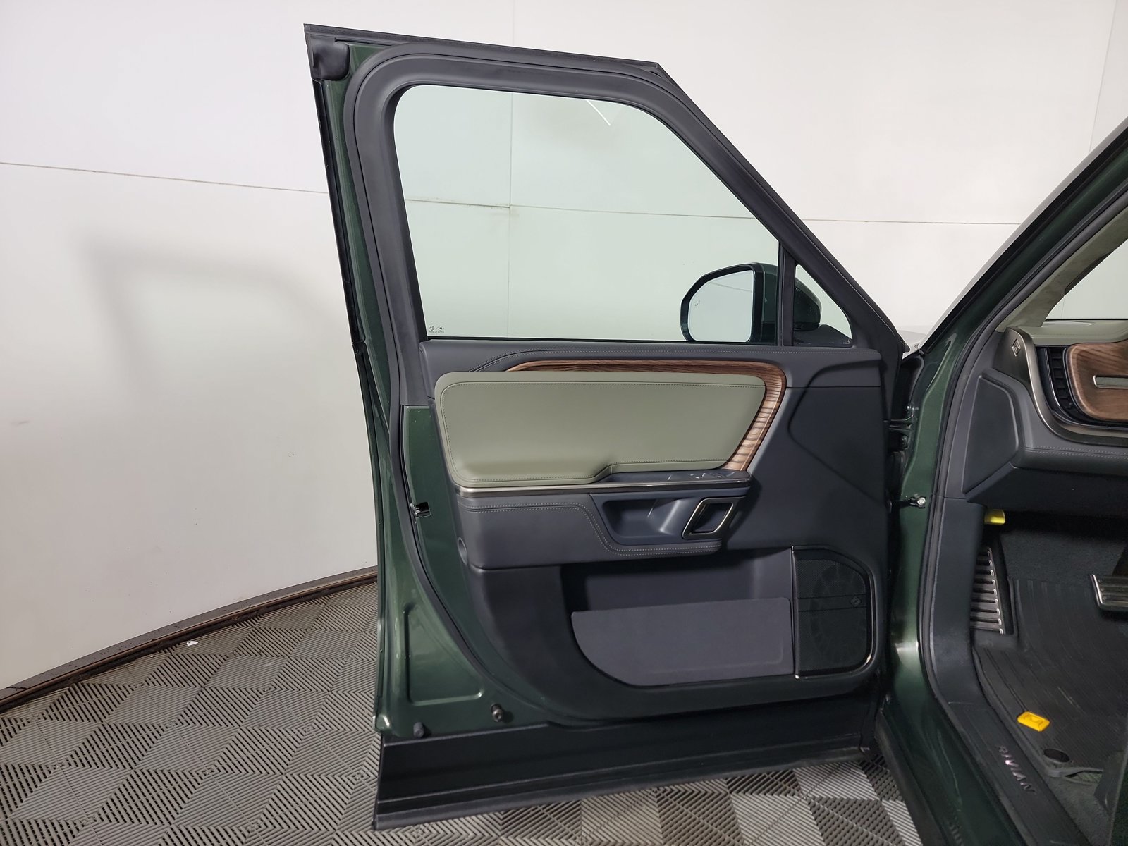 Used 2023 Rivian R1T Adventure Dual AWD/4WD image 16
