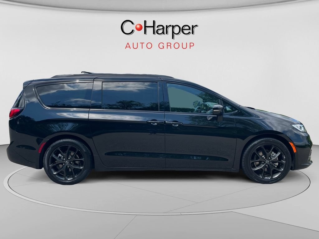 Used 2025 Chrysler Pacifica Limited FWD image 2