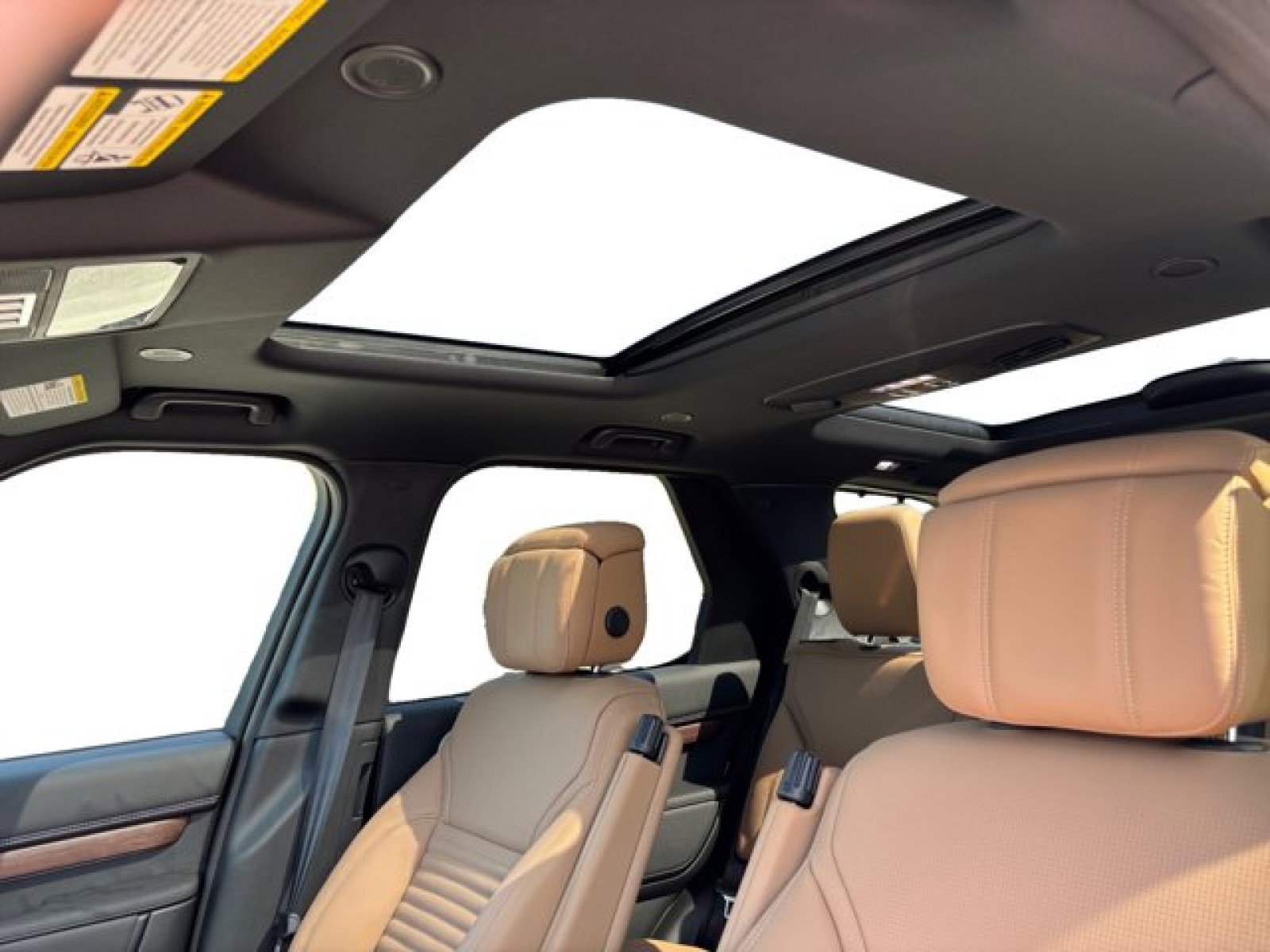 New 2025 Land Rover Discovery Dynamic SE image 12