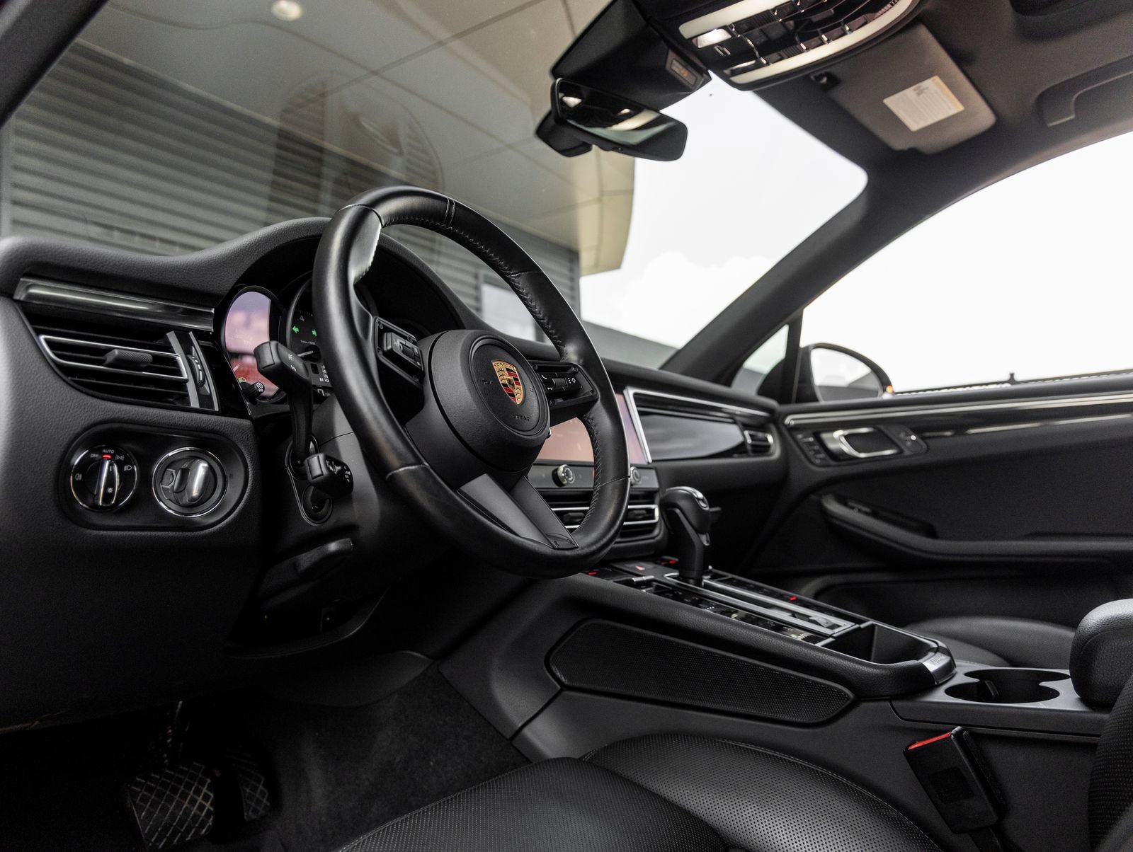 Certified 2024 Porsche Macan S AWD/4WD image 4
