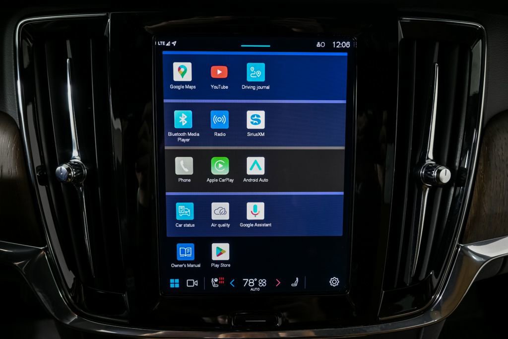 Certified 2024 Volvo V90 B6 Cross Country Ultimate w/ Protection Package Premier image 16