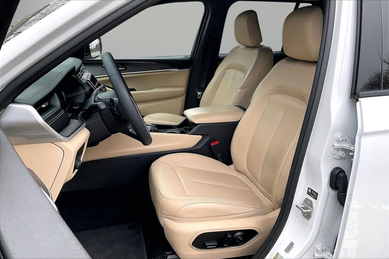 Certified 2023 Jeep Grand Cherokee Limited w/ MOPAR Finishing Package image 23