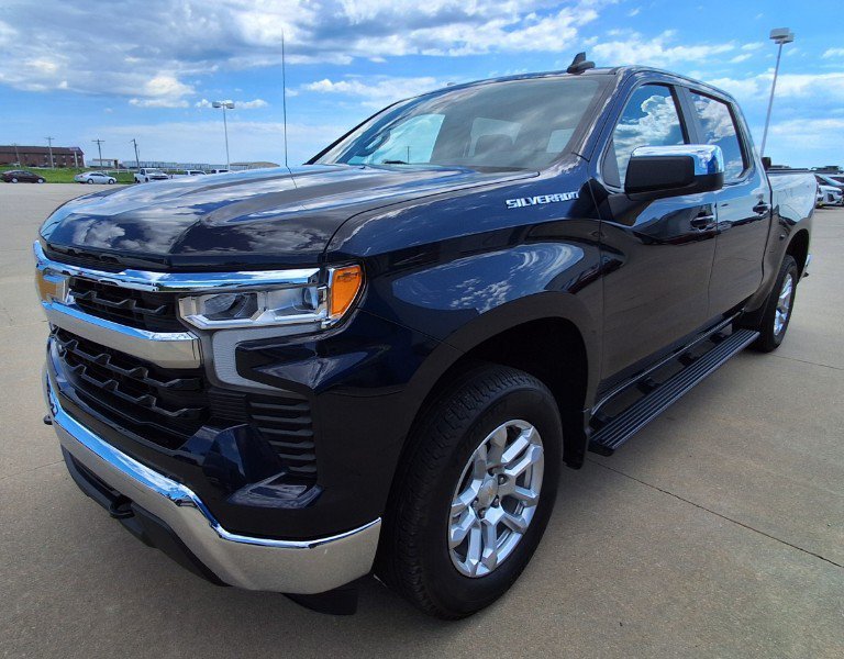 Used 2024 Chevrolet Silverado 1500 LT AWD/4WD image 4
