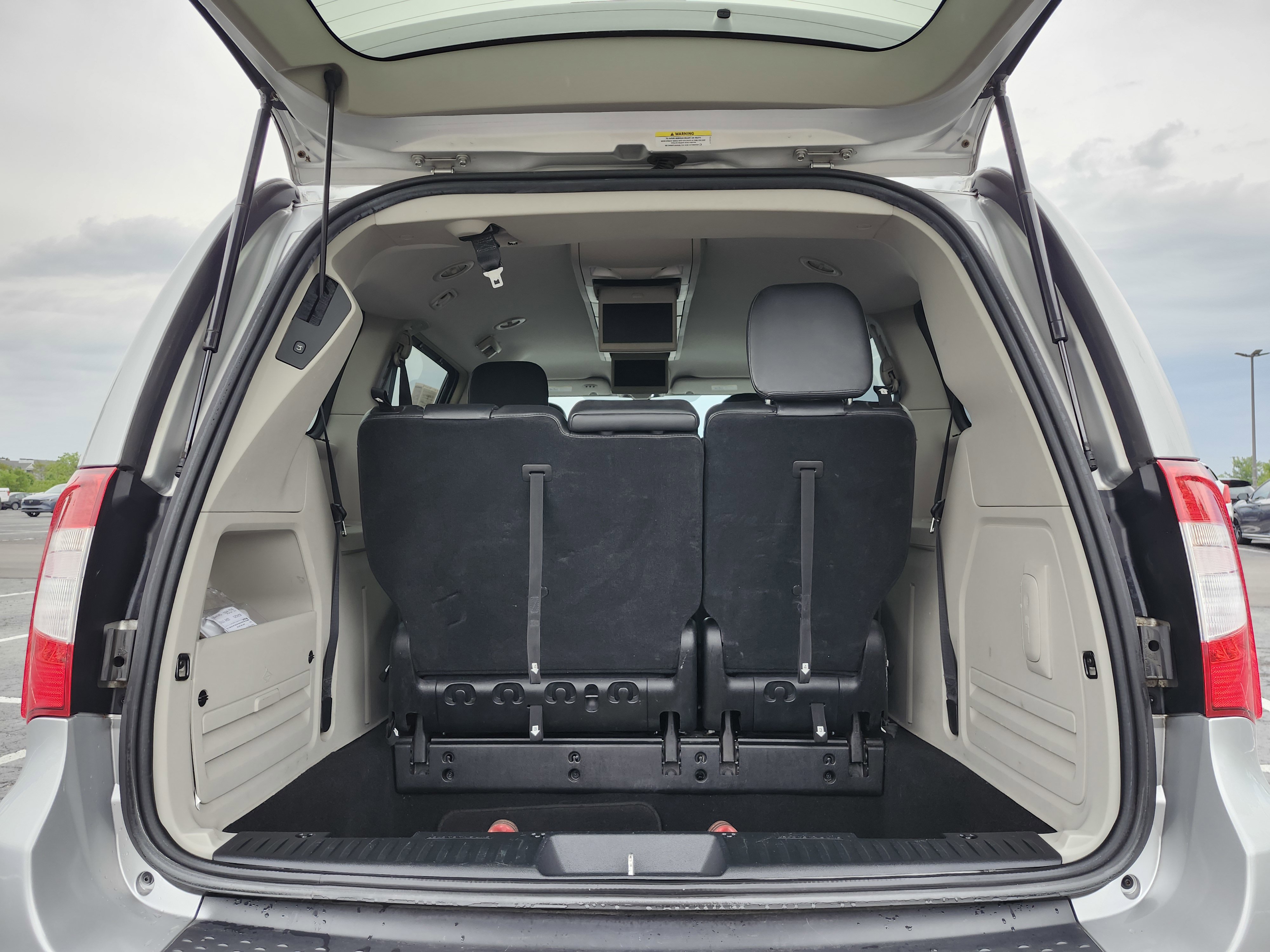 Used 2011 Chrysler Town & Country Touring-L w/ Entertainment Group #2 FWD image 20