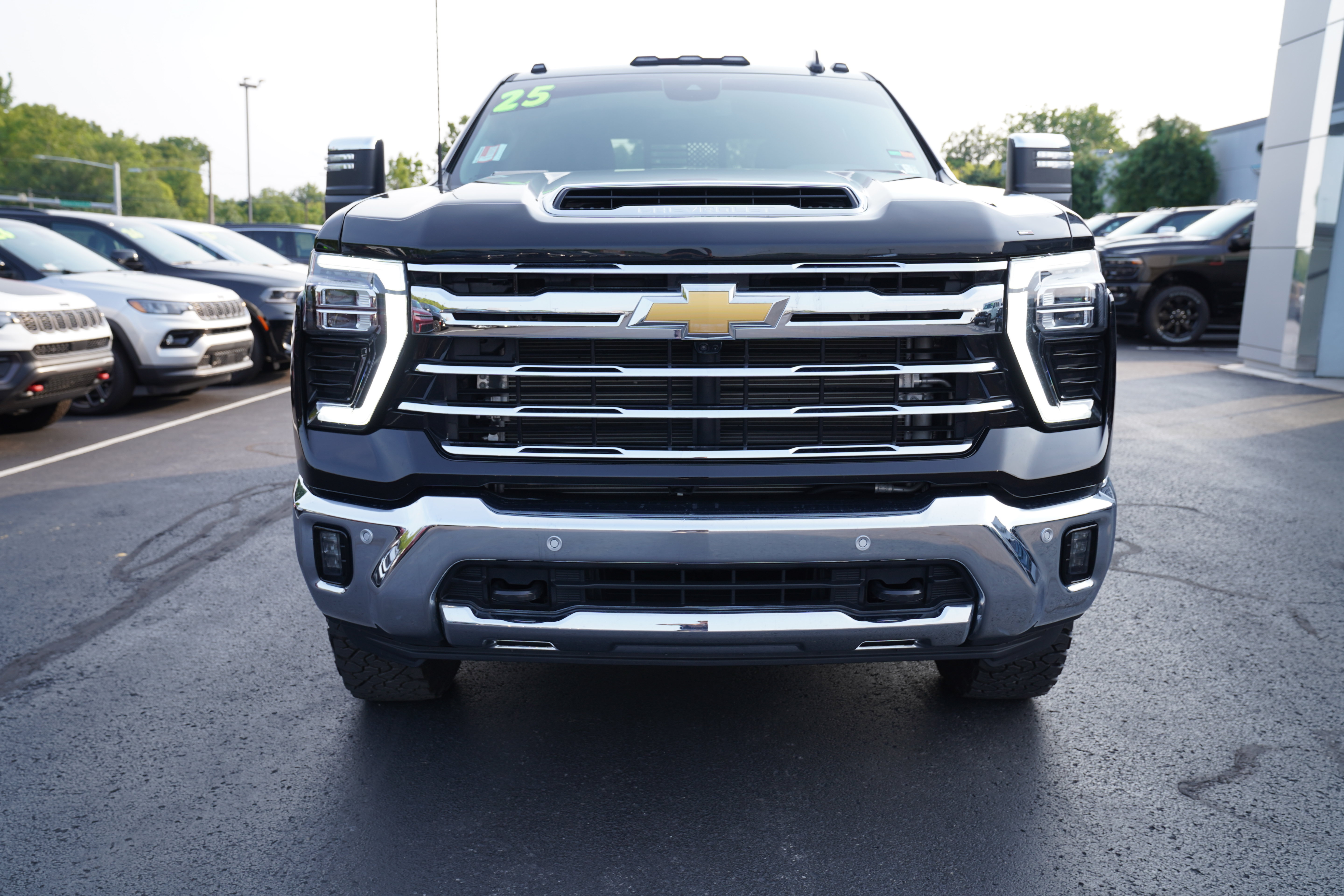 Used 2025 Chevrolet Silverado 3500 LTZ w/ LTZ Convenience Package AWD/4WD image 11