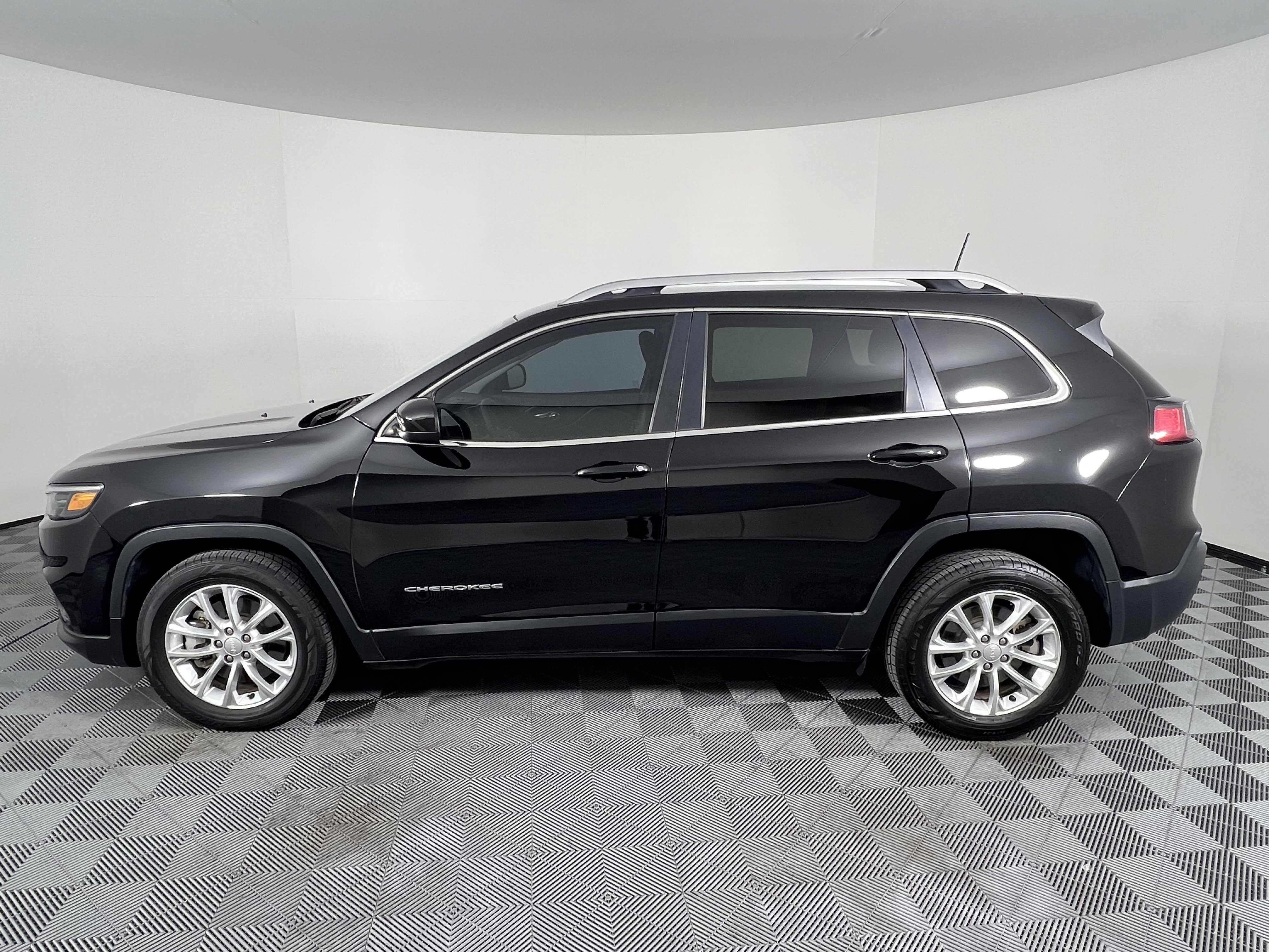 Used 2019 Jeep Cherokee Latitude w/ Popular Appearance Group image 9